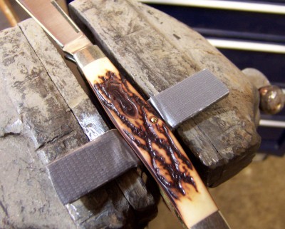 Here the head of the pin is seated on the scale.<br />You're now ready to remove the knife from the knife vise.