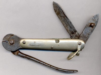 Joseph Rodgers and Sons, early 20th century knife with wire cutters. Probably the earliest knife with a pseudo-multitool pattern I've seen.