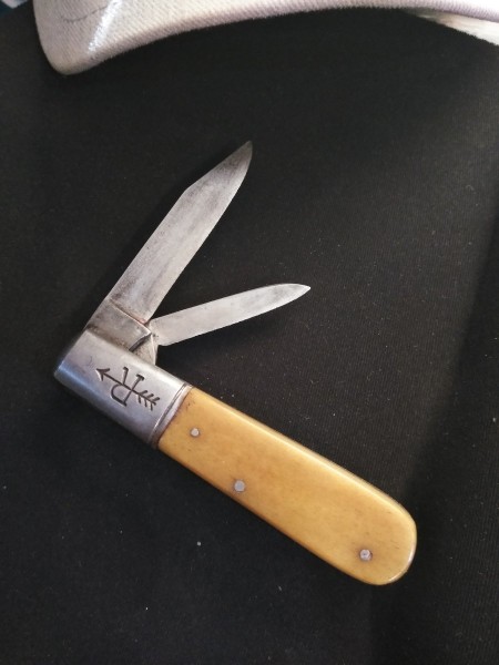 Hello all, I'm new here but not new to collecting knives, I'm happy to be here and eager to learn from the best, I really like the Russell Barlow and found this one online, and reading over this post, looks like I just purchased a little fake, but I've done it before, I have a question for you all, is this one of the German makes? Thanks guys for any information on this knife.