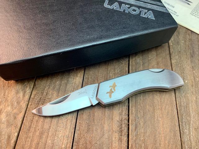 ヴィンテージ 80 年代 モキ ラコタ ティール ポケット ナイフ Lakota Teal Lockback Stainless Handles Gold Engraved Ducks Seki Japan