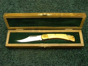 Puma 965 Whitetail 1983 Yellowish Micart Lockback - New Condition in Old Wood Display Box - Original