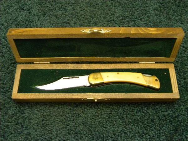 Puma 965 Whitetail 1983 Yellowish Micart Lockback - New Condition in Old Wood Display Box - Original Puma 965 Whitetail 1983 Yellowish Micart Lockback - New Condition in Old Wood Display Box - Original