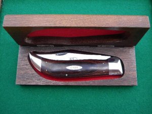 Case XX P172 USA 3 Dot (1977) Wood Buffalo Clasp Knife in Wooden Display Box