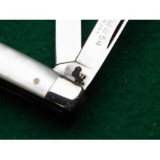 Queen # 54 Pearl Small 3 Blade Serpentine Knife Queen # 54 Pearl Small 3 Blade Serpentine Knife