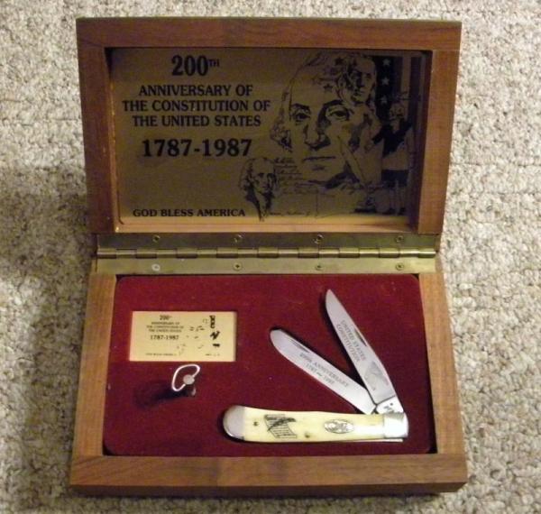 Case XX SS USA 3 Dot (1987) W254 SS Bone US Constitution Trapper Knife in Wood Music Display Box Case XX SS USA 3 Dot (1987) W254 SS Bone US Constitution Trapper Knife in Wood Music Display Box