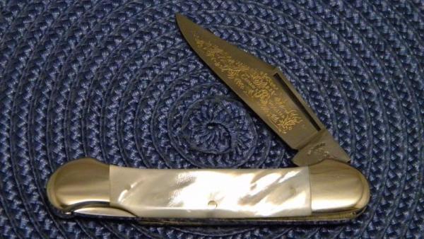 Fight'n Rooster Frank Buster Celebrated Cutlery Pearl The Captain's Rooster Lockback Canoe Knife Fight'n Rooster Frank Buster Celebrated Cutlery Pearl The Captain's Rooster Lockback Canoe Knife
