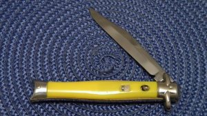 Shur-Snap Colonial USA Yellow Switchblade Knife