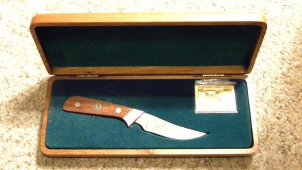 Schrade + USA LTD 1997/98 Federal Duck Stamp Commemorative Fixed Blade Knife in Box Schrade + USA LTD 1997/98 Federal Duck Stamp Commemorative Fixed Blade Knife in Box