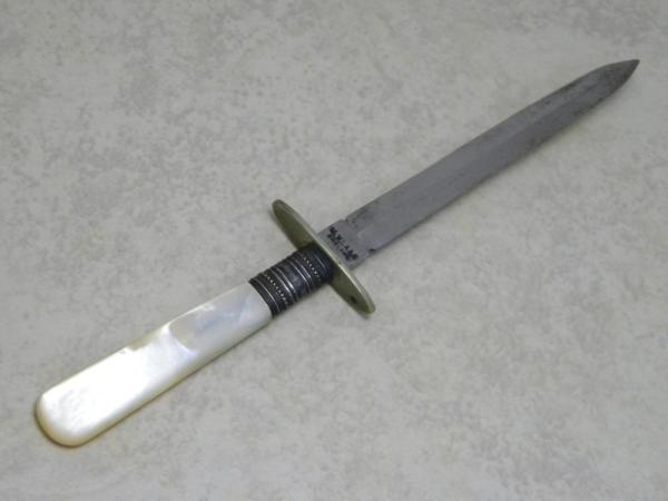 M. Klaas England Kissing Crane Brand Pearl Prostitute Dagger Knife M. Klaas England Kissing Crane Brand Pearl Prostitute Dagger Knife