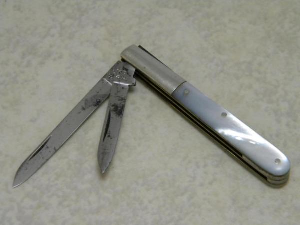 R.C. Co. Robeson Cutlery Co. Pearl 722236 Mini Barlow Knife R.C. Co. Robeson Cutlery Co. Pearl 722236 Mini Barlow Knife