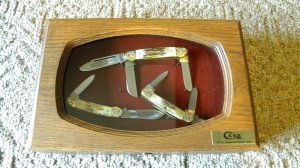 Case XX SS USA 10 Dot (1980) Stag 75th Anniversary Canoe Set in Wood Display - Engraved Bolsters