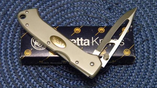 Beretta Japan Airlight Plain Edge Aluminum Lockback Knife in Box