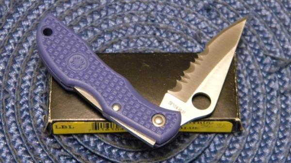 Spyderco Seki Japan LBL Serrated Blue Ladybug Tactical Lockback Knife in Box Spyderco Seki Japan LBL Serrated Blue Ladybug Tactical Lockback Knife in Box