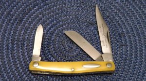 John Primble Belknap Hdw Mfg Co Yellow 932Y Birdseye Rivet Stockman Knife c.1940-1968