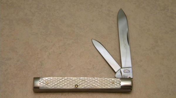 Queen Cut Co Titusville, PA USA #96 Carved Pearl Doctor's Knife Queen Cut Co Titusville, PA USA #96 Carved Pearl Doctor's Knife