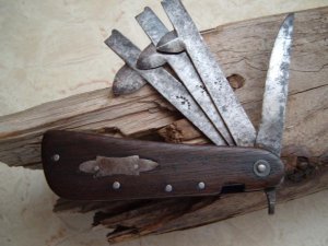 CIVIL WAR ERA UNUSUAL HORSE BLEEDER WITH SURGICAL BLADE
