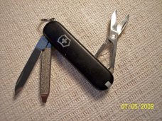 Pair of Small Swiss Army Knives Victorianox Pair of Small Swiss Army Knives Victorianox