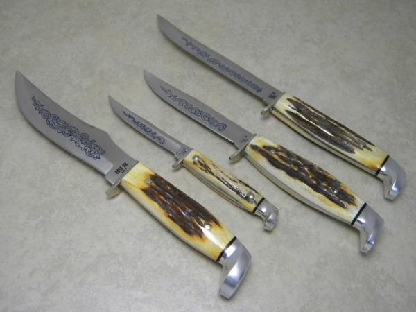 Case XX USA 1977 Stag M5F, 5 FINN, 516-5, 523-5 SSP Blue Scroll Fixed Blade Sheath Knife Set Case XX USA 1977 Stag M5F, 5 FINN, 516-5, 523-5 SSP Blue Scroll Fixed Blade Sheath Knife Set