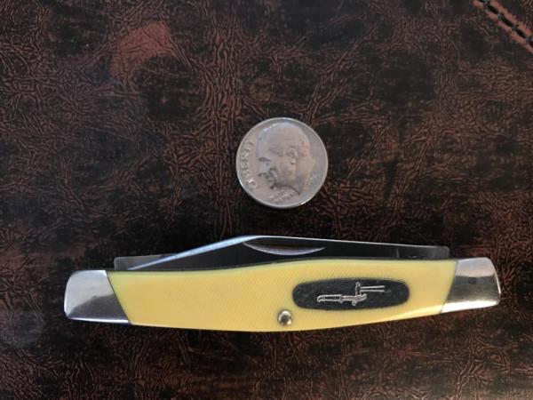 BUCK USA 309V with yellow handles (made in 1989) BUCK USA 309V with yellow handles (made in 1989)