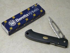 Beretta Japan Airlight K-AIR-2 Serrated Edge Black Lockback Knife in Box