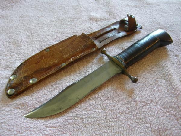 Old Western Fixed Blade Knife has a sheath