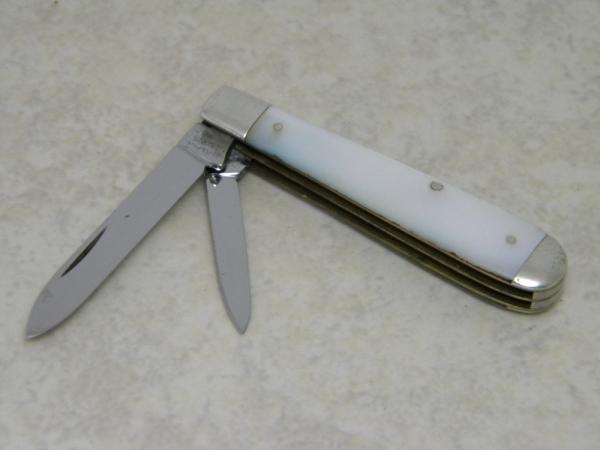 W.R. Case & Sons Bradford PA 8206 Genuine Mother of Pearl Tiny Swell End Jack Knife c.1905-1914 W.R. Case & Sons Bradford PA 8206 Genuine Mother of Pearl Tiny Swell End Jack Knife c.1905-1914