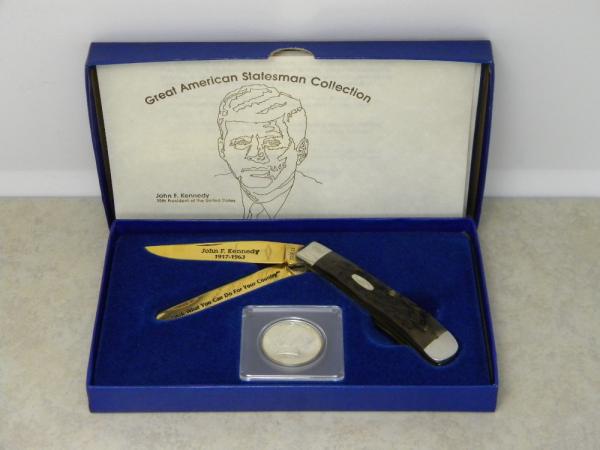 Case USA 1985 Great American Statesman John F. Kennedy 6254 Bone Trapper Knife & Coin in Box Case USA 1985 Great American Statesman John F. Kennedy 6254 Bone Trapper Knife & Coin in Box