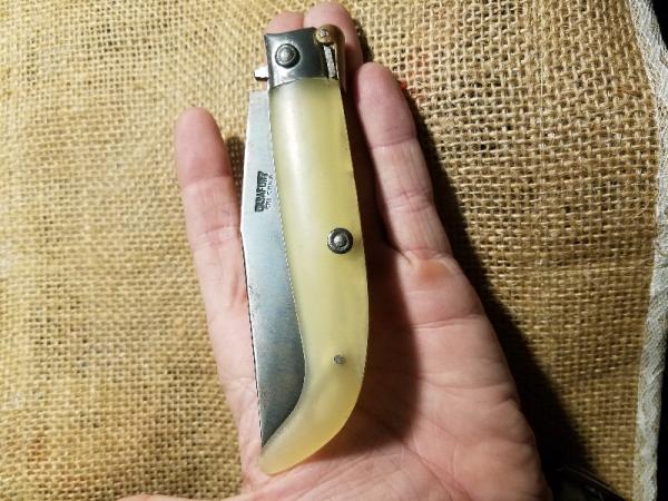 Casafont Solsona Navaja knife. Research says it is post 1945.Amazing steel and great snap.all tight. Casafont Solsona Navaja knife. Research says it is post 1945.Amazing steel and great snap.all tight.