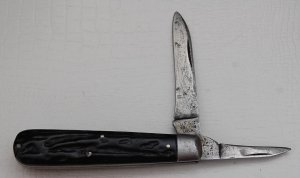 Landers, Frary and Clark with Black Jigged Synthetic Covers In Very Good Condition (831)