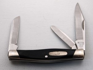 Buck with Black Sawcut Delrin Covers In Excellent Condition (914)