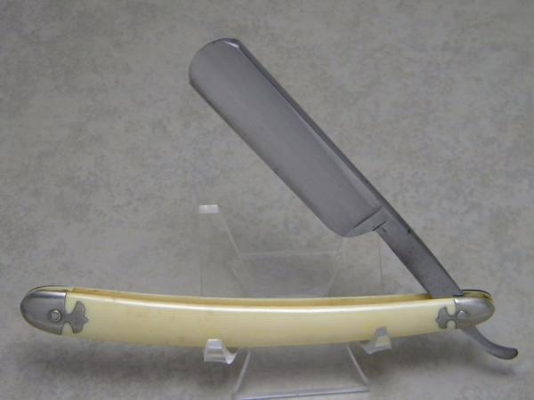 Vintage Cattaraugus Cutlery Co. Little Valley NY B52T Imitation Ivory Round Straight Razor Vintage Cattaraugus Cutlery Co. Little Valley NY B52T Imitation Ivory Round Straight Razor