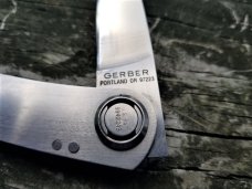 GERBER PAUL 2P AXIAL FOLDING LOCK BACK KNIFE STAINLESS HANDLE PREOWNED VG+ TO EXCELLENT GERBER PAUL 2P AXIAL FOLDING LOCK BACK KNIFE STAINLESS HANDLE PREOWNED VG+ TO EXCELLENT