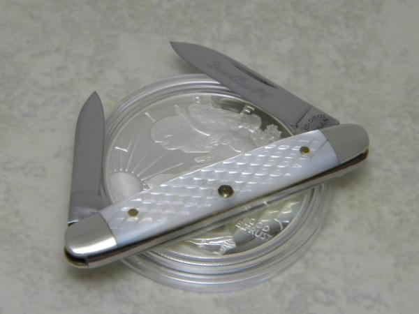 Queen Cutlery Co. Titusville PA Carved Pearl #6 Miniature Pen Knife Queen Cutlery Co. Titusville PA Carved Pearl #6 Miniature Pen Knife