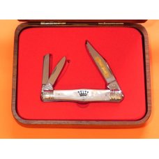 Robeson (Crown Jewel) Whittler w Flawless Mother Of Pearl Handles +Crown +Blue Stones +Gold Etching Robeson (Crown Jewel) Whittler w Flawless Mother Of Pearl Handles +Crown +Blue Stones +Gold Etching