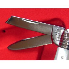 Robeson (Crown Jewel) Whittler w Flawless Mother Of Pearl Handles +Crown +Blue Stones +Gold Etching Robeson (Crown Jewel) Whittler w Flawless Mother Of Pearl Handles +Crown +Blue Stones +Gold Etching