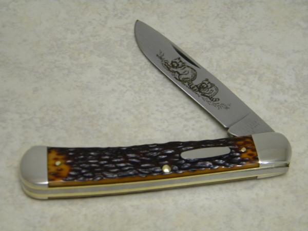 Western USA S-693 D Jigged Delrin Linerlock 1 Blade Trapper Knife with Raccoon Etch c.1980 Western USA S-693 D Jigged Delrin Linerlock 1 Blade Trapper Knife with Raccoon Etch c.1980