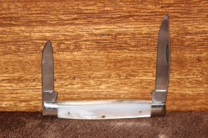 Vintage 1972 Case XX 8233 Pen Mother of Pearl handles knife (#144)