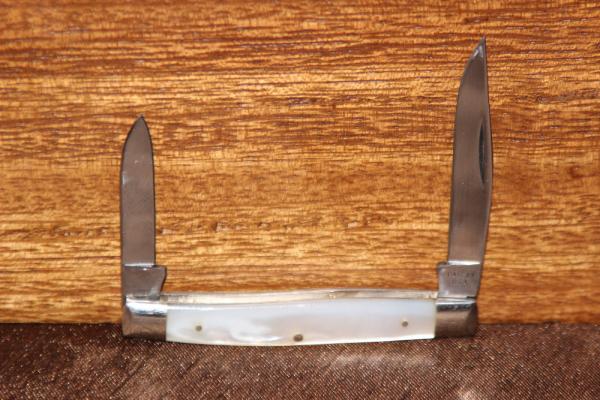 Vintage 1972 Case XX 8233 Pen Mother of Pearl handles knife (#144) Vintage 1972 Case XX 8233 Pen Mother of Pearl handles knife (#144)