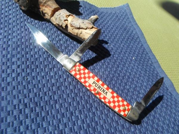 VINTAGE STOCKMAN KUTMASTER POCKET KNIFE, 3 BLADES. "PURINA" ADVERTISING CHECKERBOARD SCALES VINTAGE STOCKMAN KUTMASTER POCKET KNIFE, 3 BLADES. "PURINA" ADVERTISING CHECKERBOARD SCALES