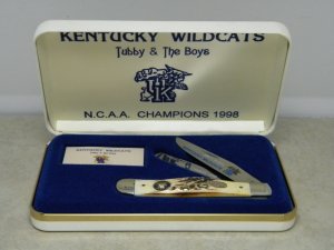 Case XX USA 1998 NCAA Champs Kentucky Wildcats Tubby & The Boys Stag 5254 SS Trapper Knife in Box