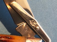 Queen Cutlery Cheetah / Swing guard knife w/ Beautiful Amber Bone Handles & Queen Shield -NOS & NM Queen Cutlery Cheetah / Swing guard knife w/ Beautiful Amber Bone Handles & Queen Shield -NOS & NM
