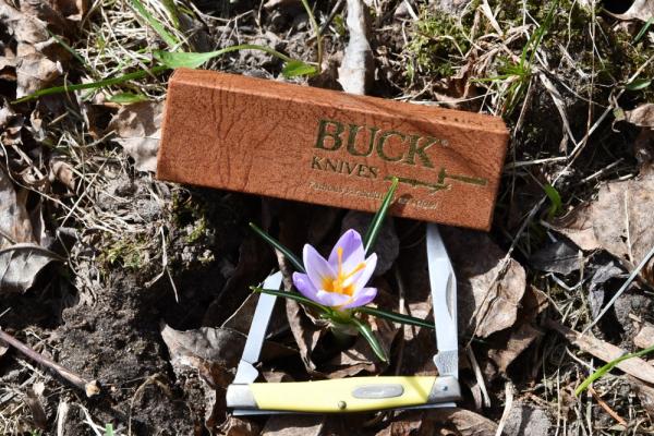 Buck Lancer 305 ^ year 1988 Yellow handle Buck Lancer 305 ^ year 1988 Yellow handle