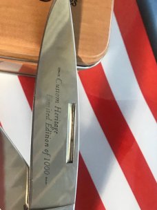 Bear & Son Custom Heritage 2 Blade Mountain Man Knife w/ Green Jigged Bone Handles -NOS in Orig Tin Bear & Son Custom Heritage 2 Blade Mountain Man Knife w/ Green Jigged Bone Handles -NOS in Orig Tin