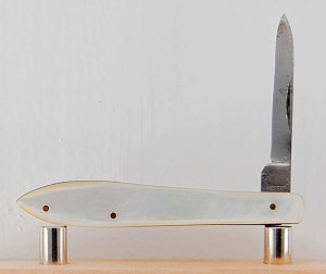 Unknown Mfg. 2-Blade 2 9/16" Long Pen Knife In Excellent Condition With Mother of Pearl Covers (996)