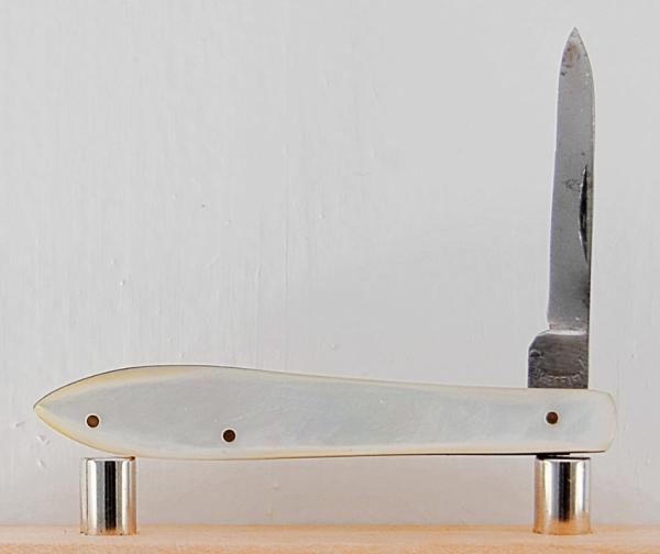 Unknown Mfg. 2-Blade 2 9/16" Long Pen Knife In Excellent Condition With Mother of Pearl Covers (996) Unknown Mfg. 2-Blade 2 9/16" Long Pen Knife In Excellent Condition With Mother of Pearl Covers (996)