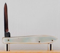 Unknown Mfg. 2-Blade 2 9/16" Long Pen Knife In Excellent Condition With Mother of Pearl Covers (996) Unknown Mfg. 2-Blade 2 9/16" Long Pen Knife In Excellent Condition With Mother of Pearl Covers (996)
