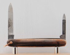 Vom Cleff & Company 2-Blade 2 13/16" Long Pen Knife In Very Good Condition With Metal Covers (969) Vom Cleff & Company 2-Blade 2 13/16" Long Pen Knife In Very Good Condition With Metal Covers (969)