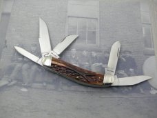Schatt & Morgan, Keystone Series XX Bourbon Reversed Worm Groove Bone Five Blade Sowbelly - #045160 Schatt & Morgan, Keystone Series XX Bourbon Reversed Worm Groove Bone Five Blade Sowbelly - #045160