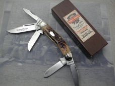 Schatt & Morgan, Keystone Series XX Bourbon Reversed Worm Groove Bone Five Blade Sowbelly - #045160 Schatt & Morgan, Keystone Series XX Bourbon Reversed Worm Groove Bone Five Blade Sowbelly - #045160