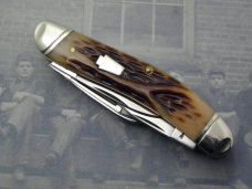 Schatt & Morgan, Keystone Series XX Bourbon Reversed Worm Groove Bone Five Blade Sowbelly - #045160 Schatt & Morgan, Keystone Series XX Bourbon Reversed Worm Groove Bone Five Blade Sowbelly - #045160